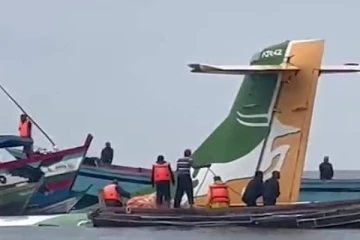 ஏரியில் விழுந்து விபத்துக்குள்ளான பயணிகள் விமானம்!