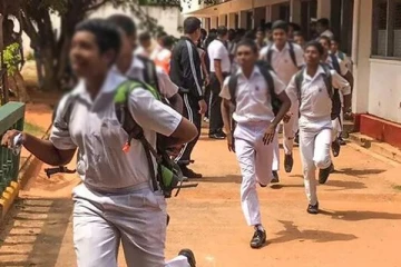 பாடசாலை மாணவர்களை திரைப்படத்திற்கு அழைத்து சென்ற கல்வி நிறுவனம்!
