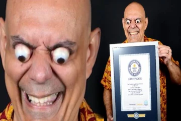 கண்களை உருட்டி வெளியே கொண்டு வருவதில் சாதனை! வைரலாகும் வீடியோ