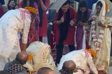 மணப்பெண்ணின் காலில் சட்டென்று விழுந்த மாப்பிள்ளை! வைரல் காணொளி