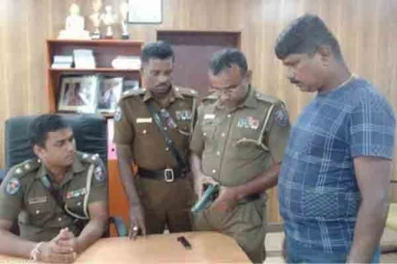 வீதியில் நடந்து சென்ற இளைஞனிடம் மீட்கப்பட்ட வெளிநாட்டு துப்பாக்கி