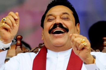 பிரதமர் மஹிந்த பதவி விலகவே கூடாது!