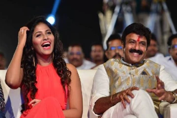 மேடையில் நடிகையை தள்ளிவிட்ட பிரபல நடிகர்- கொந்தளிக்கும் ரசிகர்கள்