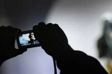 உடை மாற்றும் அறையில் இருந்த ரகசிய கேமரா.. அலறிய பெண் - இளைஞர் செய்த அசிங்கம்!