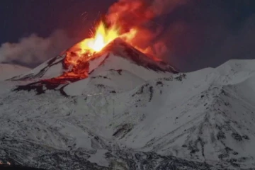 வெடித்து சிதறியது உலக புகழ்பெற்ற மவுண்ட் எட்னா எரிமலை!
