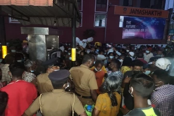 எரிபொருள் நிரப்பு நிலையங்களில் தொடரும் பதற்றம் - அழைக்கப்படும் காவல்துறையினர் (photo)