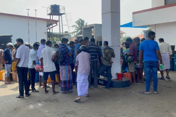 நாடளாவிய ரீதியில் எரிபொருள் தட்டுப்பாடு : மக்கள் பெரும் பாதிப்பு (Photos)