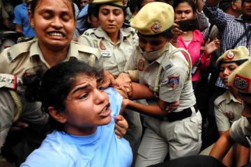 கடவுள் எப்படி இப்படிப்பட்டவர்களை உருவாக்குகிறார்? கொந்தளித்த மல்யுத்த வீராங்கனை