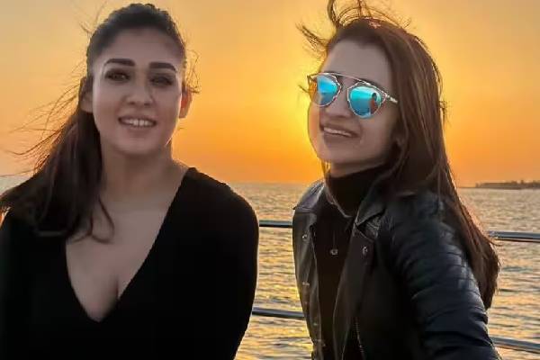 த்ரிஷா vs நயன்தாரா இல்ல... தோழிகளாக மாறிய நடிகைகள்! படுவைரலாகும் புகைப்படங்கள் | Nayanthara And Trishakrishnan In Same Frame Viral