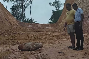 දොඩන්ගොඩ කිලෝ 250ක විශාල බෝම්බය පුපුරවයි - දැඩි දෝංකාරයක් සමග ගල් වර්ෂාවක්