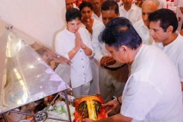 வங்குரோத்து நிலையிலிருந்து மீள நாட்டின் தலைவரும் தியாகங்களைச் செய்ய வேண்டும் : சஜித்