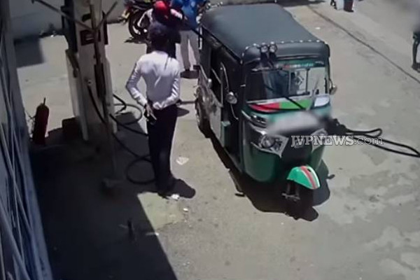 எரிபொருள் நிரப்பு நிலைய முகாமையாளரை கொடூரமாக தாக்கிய குண்டர்கள்! (Photos) | Some Person S Attack Petrol Station Manager