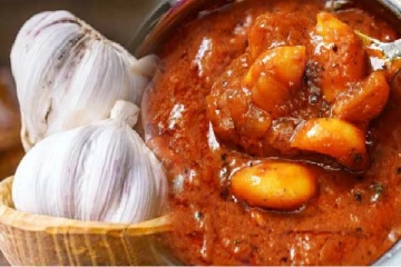 பார்த்தாலே பசி எடுக்கும் பூண்டு கார குழம்பு... செட்டிநாடு பாணியில் எப்படி செய்வது?