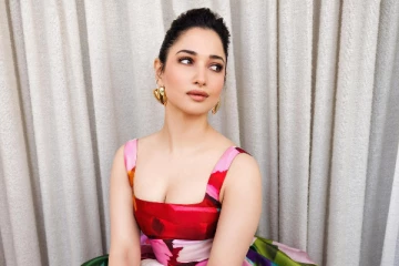 விருது விழாவுக்கு இப்படி ஒரு உடையா.. தமன்னாவின் லேட்டஸ்ட் ஸ்டில்கள்