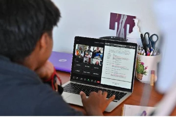 இணையவழி கல்வியால் மாணவர்கள் மற்றும் ஆசிரியர்களுக்கு ஏற்பட்டநிலை - கல்வியமைச்சு வெளியிட்ட அதிர்ச்சி தகவல்