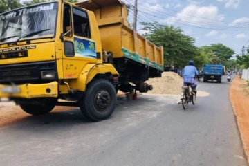 யாழில் மணல் கடத்தல் ; அதிரடி சுற்றிவளைப்பில் டிப்பரை மடக்கிப் பிடித்த பொலிஸார்
