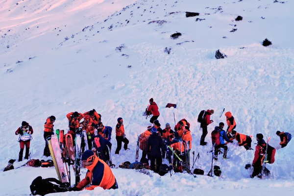 வெளிநாடொன்றில் அடுத்தடுத்த பனிச்சரிவுகளில் சிக்கி 8 பேர் பலி | 8 Killed In Avalanches In Austrian Alps