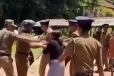 නොසන්සුන් තත්ත්වයක් - විලාප මැද මීගමුව බන්ධනාගාරයට පැමිණි ජේෂ්ඨ පොලිස් අධිකාරී එරික් පෙරේරාව ජනතාව වට කර ගයි [VIDEO]
