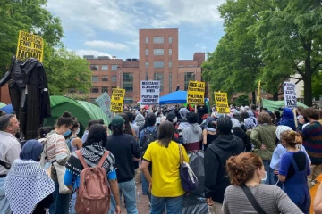 வெள்ளைமாளிகைக்கு அருகில் போராட்டத்தில் குதித்த மாணவர்கள்