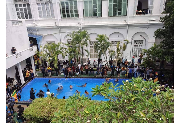 அதிபர் மாளிகையில் இருந்து தப்பியோடிய கோத்தபய ராஜபக்சே - வெடித்த போராட்டம்! | Sri Lankan President Gotabaya Rajapaksa Escaped