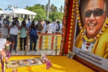 வேட்பாளர் பட்டியலுடன் கருணாநிதி படத்திற்கு மரியாதை செலுத்தினார் மு.க.ஸ்டாலின்