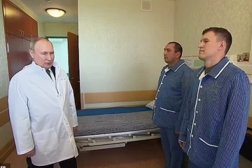 போரில் காயமடைந்த வீரர்களை முதன்முறையாக சந்தித்த புடின்