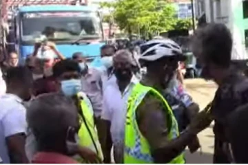 ගෑස් පෝලිම කඩාගෙන වලියක්..උණුසුම් තත්ත්වයක්..පාලනය කරන්න පොලිසියත් කැදවයි.(VIDEO)