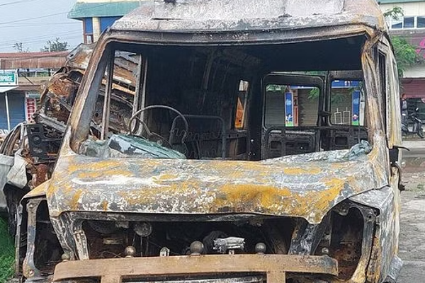 வெடிக்கும் கலவரம்; 3 பேர் உயிரோடு ஆம்புலன்ஸில் எரித்துக் கொலை - திடுக்கிடும் நிகழ்வுகள் | 3 Killed As Ambulance Set On Fire In Manipur வெடிக்கும் கலவரம்; 3 பேர் உயிரோடு ஆம்புலன்ஸில் எரித்துக் கொலை - திடுக்கிடும் நிகழ்வுகள் | 3 Killed As Ambulance Set On Fire In Manipur