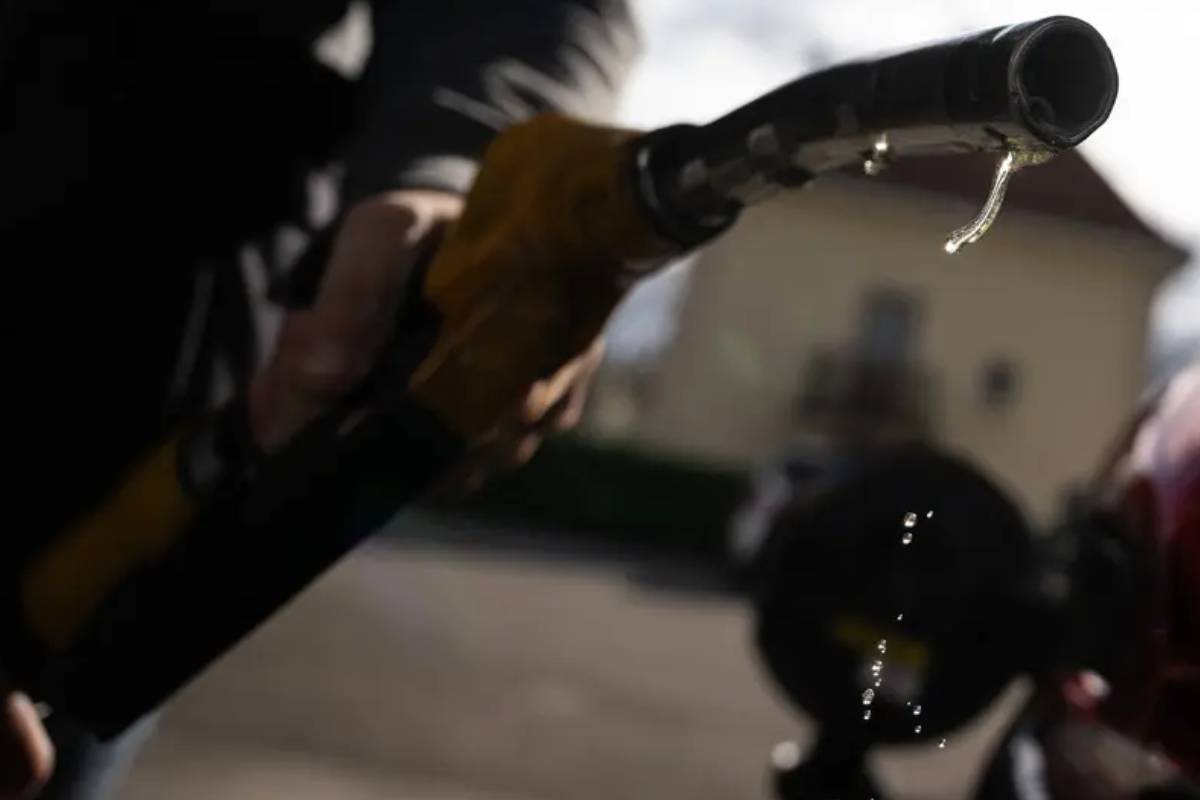 ஈரான் மீது புதிய தாக்குதல்களுக்கு ட்ரம்ப் திட்டம்: உச்சத்தை எட்டிய எண்ணெய் விலை | Oil Jumps To Highest Price