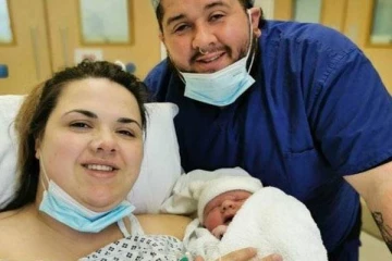 பிரிட்டனில் பிறந்த 2 அடி உயரமுள்ள குழந்தை