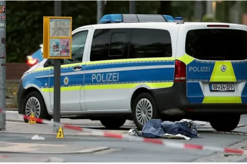 ஜேர்மனியில் பொலிசாரை நோக்கி கத்தியுடன் பாய்ந்த நபர்: அதிர்ச்சியை உருவாக்கிய சம்பவம்