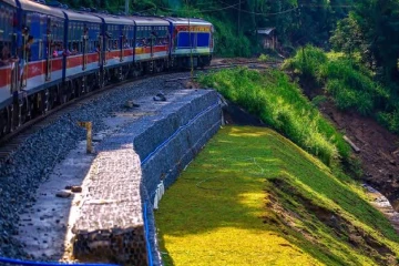 පේරාදෙණිය සහ ගෙලිඔය අතර දුම්රිය මාර්ගයට පස් කන්දක් කඩා වැටෙයි