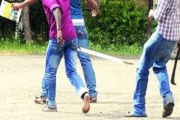 இரு குழுக்களுக்கிடையில் இடம்பெற்ற வாள்வெட்டு தாக்குதலில் மூவர் படுகாயம்