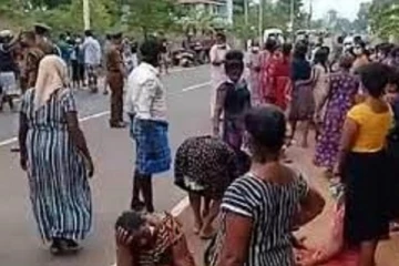 புத்தளம் காவல் நிலையத்திற்கு முன்னால் இரவுவேளை ஒன்று கூடிய மக்களால் பெரும் பரபரப்பு!