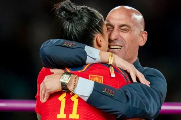 உலகக்கோப்பையை வென்ற வீராங்கனையின் உதட்டில் முத்தமிட்ட சங்கத் தலைவர்