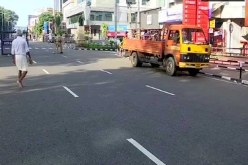 வெறிச்சோடிய கிடக்கும் சாலைகள்: கேரளாவில் முழு ஊரடங்கு!