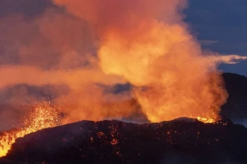 குமுறும் எரிமலை; ஐஸ்லாந்தில் அவசர நிலை பிரகடனம்!