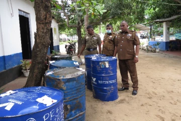 பதுக்கி வைத்திருந்த டீசலுடன் இருவர் கைது (PHOTOS)