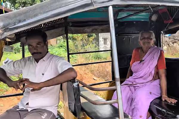 தாய் சொன்ன ஒற்றை வார்த்தை - 10 ஆண்டுகளாக ஆட்டோ டிரைவர் செய்த சம்பவம்! | Auto Driver Rides Every Day With His Mother Andhra