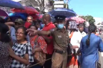 ඡන්දය දෙන්න ජනතාව පෙළගැසෙයි - දිගු පෝලිම් (PHOTOS)