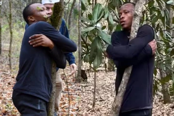 வித்தியாசமான கின்னஸ் சாதனை ; மரங்களை கட்டிப்பிடித்து கின்னஸ் சாதனை