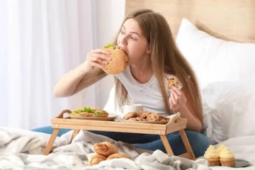 வாஸ்து: படுக்கையில் அமர்ந்து உணவு உண்பதால் வறுமை பிடிக்குமாம்