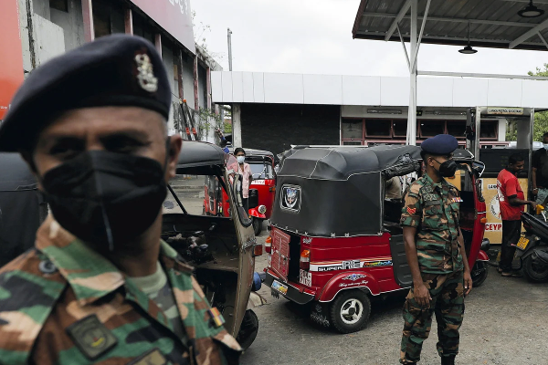 எரிபொருள் வரிசையில் பயங்கரம்;  இராணுவ சிப்பாய் மீது   கத்திக்குத்து! | Terror In The Fuel Line Army Soldier Stabbed