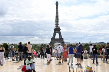 ஈபிள் கோபுரத்தைச் சுற்றி நடக்கும் பிக்பொக்கெட்டுகள்., பாரிஸ் 2024-க்கு முன் ஒடுக்க நடவடிக்கை