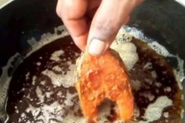 மீன் பொறிக்கும் போது மெழுகுவர்த்தி ஏற்றி வைத்தால் நொடிப்பொழுதில் நடக்கும் அதிசயம்