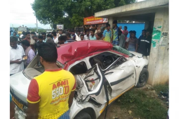 பேருந்து நிழற்குடை மீது கார் மோதியதில் 4 பேர் உயிரிழப்பு..!