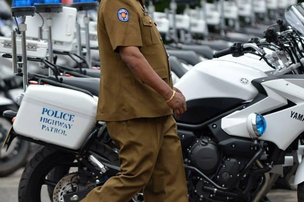 மோட்டார் சைக்கிளில் கஞ்சா கடத்திய பொலிஸ் கான்ஸ்டபிள் | Police Constable Smuggling Ganja On Motorcycle
