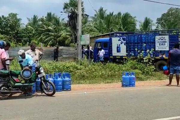 குடும்ப பங்கீட்டு அட்டை மற்றும் அடையாள அட்டை பிரதிக்கு எரிவாயு சிலிண்டர் விநியோகம் (Photos) | Distribution Gas Per Family Card And Id Card Copy
