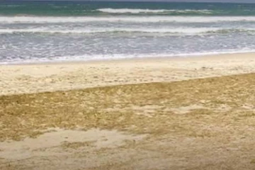 ගෙදර අයට බොරු කියා මුහුදේ නාන්න ගිය සිසුවියන් දෙදෙනෙකු මියයයි..