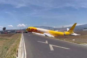 அவசரமாக தரையிறக்கத்தின் போது இரண்டாக பிளந்த விமானம் - பதற வைக்கும் வீடியோ!